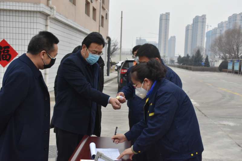 市城管局劉云飛局長一行蒞臨忻州市水務有限責任公司污水處理分公司檢查疫情防控及復工復產(chǎn)工作情況。.jpg
