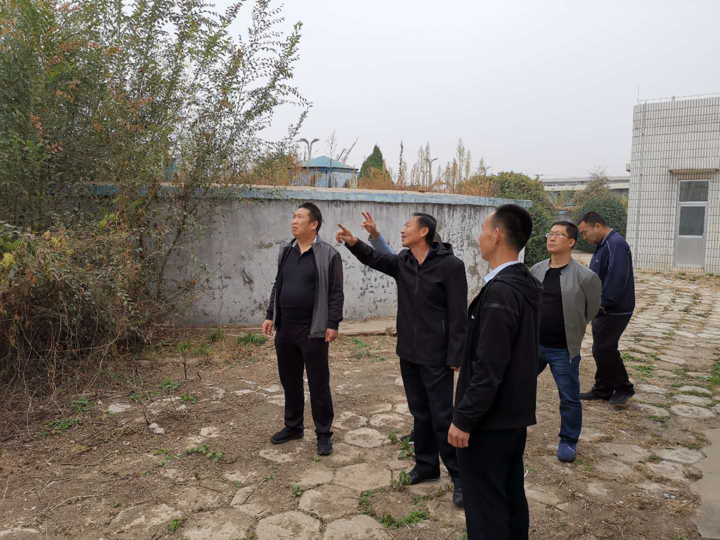 公司總經(jīng)理王建人在供水、污水生產(chǎn)一線開(kāi)展風(fēng)險(xiǎn)隱患排查 (1).jpg
